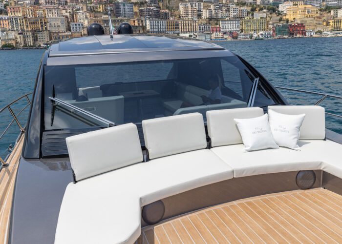 Rio Yachts 58 coupe sport  - un salon a l'avant