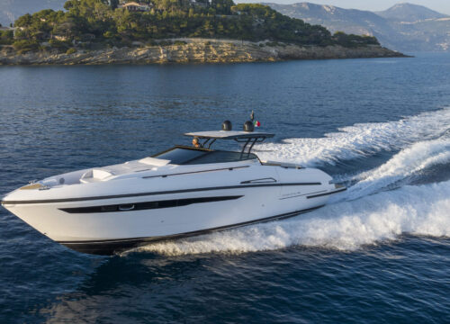 Daytona 45 de Rio Yachts naviguant sur la mer Méditerranée vers Beaulieu sur mer