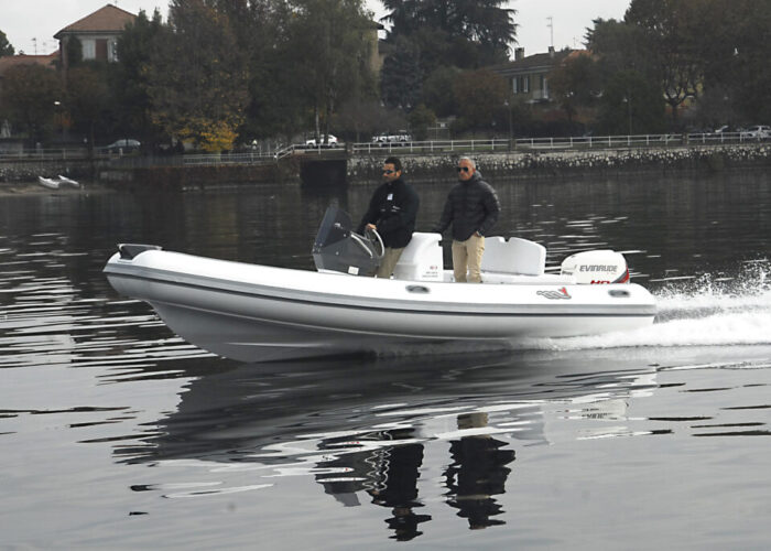 Bleu_Plaisance_MV_Marine_18_Technology_Bateau_semi_rigide1