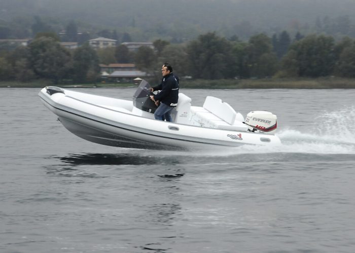 Bleu_Plaisance_MV_Marine_18_Technology_Bateau_semi_rigide2
