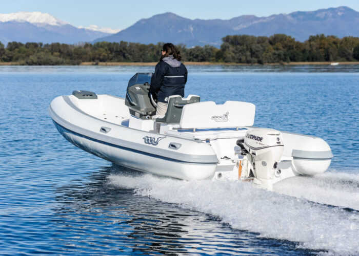 Bleu_Plaisance_MV_Marine_18_Technology_Bateau_semi_rigide5