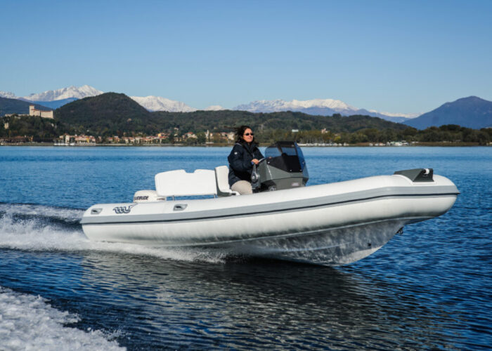 Bleu_Plaisance_MV_Marine_18_Technology_Bateau_semi_rigide6