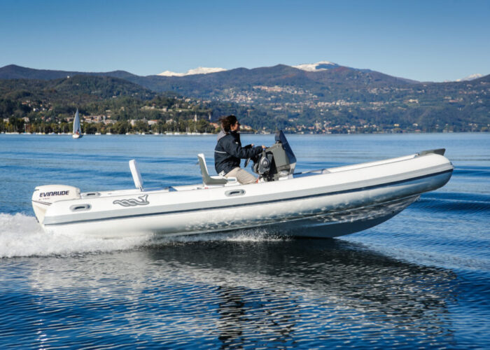 Bleu_Plaisance_MV_Marine_18_Technology_Bateau_semi_rigide7