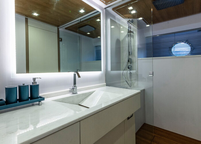 Rio Yachts 58 coupe sport  - salle de bain avec douche séparée