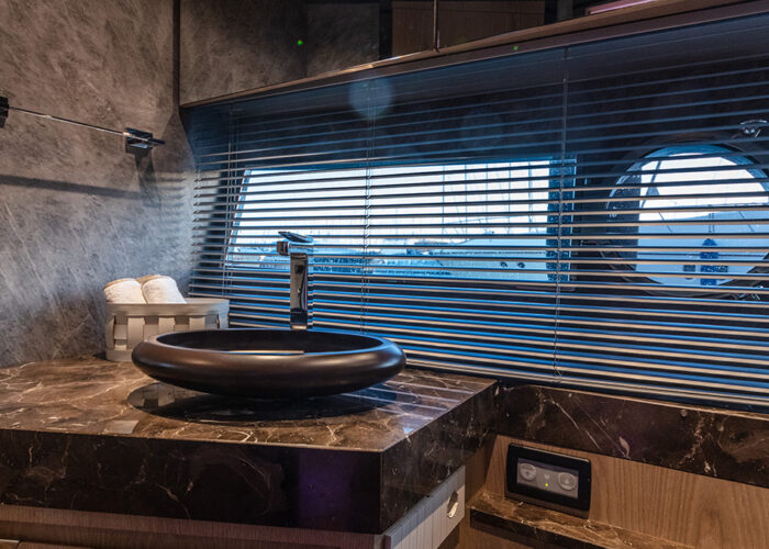 Rio Yachts 58 coupe sport  - salle de bain