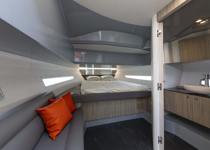 DAYTONA 35 cabin Bleu Plaisance