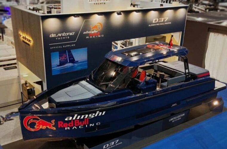 De Antonio 37 - Alinghi Red Bull Racing - Bleu Plaisance